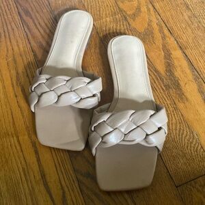 Women’s tan woven sandal size 6 1/2